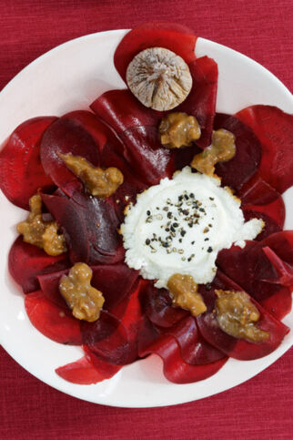 Rote-Bete-Carpaccio mit Feigen-Vinaigrette und Ziegenkäse Rote-Bete-Carpaccio mit Feigen-Vinaigrette und Ziegenkäse
