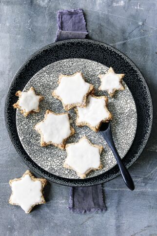 Zimtsterne mit Kokosglasur Zimtsterne mit Kokosglasur