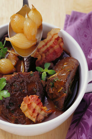 Rinderschmortopf mit Perlzwiebeln, Majoran und Zitrone Rinderschmortopf mit Perlzwiebeln, Majoran und Zitrone