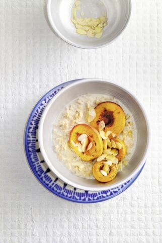 Chai-Porridge mit karamellisierten Früchten Chai-Porridge mit karamellisierten Früchten