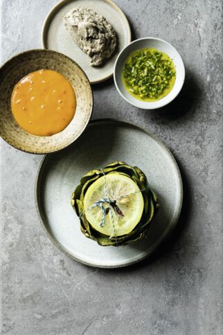 Gekochte Artischocke mit Dips und Vinaigrette Gekochte Artischocke mit Dips und Vinaigrette