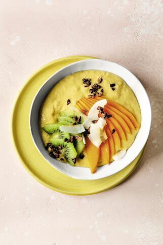 Tropical Smoothie-Bowl mit Mango Tropical Smoothie-Bowl mit Mango