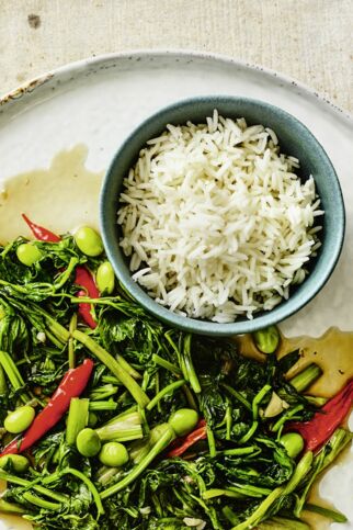 Wasserspinat in der Feuerpfanne Wasserspinat in der Feuerpfanne