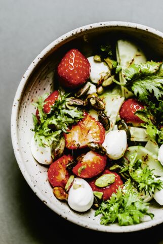 Erdbeer-Gurken-Salat mit Pistazien Erdbeer-Gurken-Salat mit Pistazien