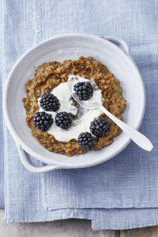 Øllebrød mit Schmand und Beeren Øllebrød mit Schmand und Beeren