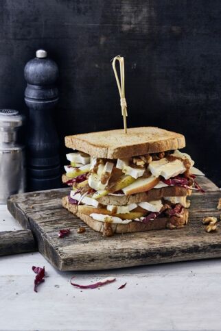 Club-Sandwiches mit Birne, Radicchio und Brie Club-Sandwiches mit Birne, Radicchio und Brie
