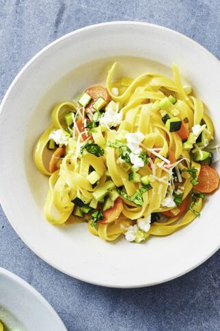 Bunte Pasta mit Hüttenkäse Bunte Pasta mit Hüttenkäse