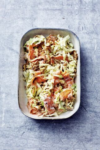 Weißkohlsalat mit Möhren und Nüssen Weißkohlsalat mit Möhren und Nüssen