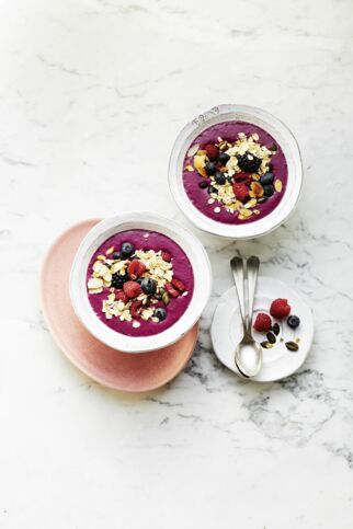 Beeren-Smoothie-Bowl mit Kernen Beeren-Smoothie-Bowl mit Kernen