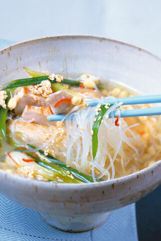 Asia-Suppe mit Hähnchenfleisch Asia-Suppe mit Hähnchenfleisch