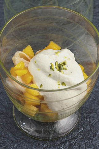 Kokos-Bananencreme auf Mango und Litschi Kokos-Bananencreme auf Mango und Litschi