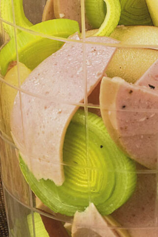 Wurstsalat mit Lauch und Äpfeln Wurstsalat mit Lauch und Äpfeln