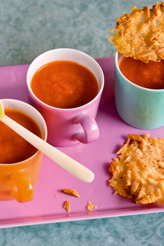 Tomatensuppe mit Parmesan-Mandel-Chips Tomatensuppe mit Parmesan-Mandel-Chips