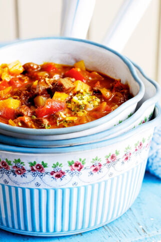 Ungarische Gulaschsuppe mit Gewürzbutter Ungarische Gulaschsuppe mit Gewürzbutter