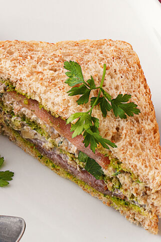 Tramezzini mit Pilzpaste und Lachsschinken Tramezzini mit Pilzpaste und Lachsschinken