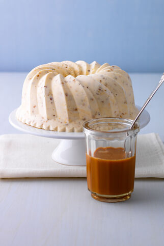 Eisgugelhupf mit Karamellnüssen Eisgugelhupf mit Karamellnüssen