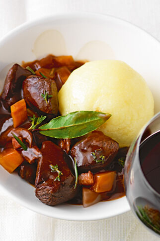 Hirschgulasch mit Steinpilzen Hirschgulasch mit Steinpilzen