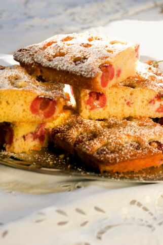Blechkuchen mit Kirschen Blechkuchen mit Kirschen