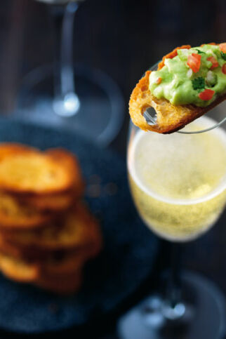 Ciabatta-Chips mit Avocadocreme Ciabatta-Chips mit Avocadocreme