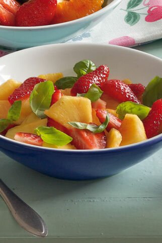 Ananas-Erdbeer-Salat mit Basilikum Ananas-Erdbeer-Salat mit Basilikum