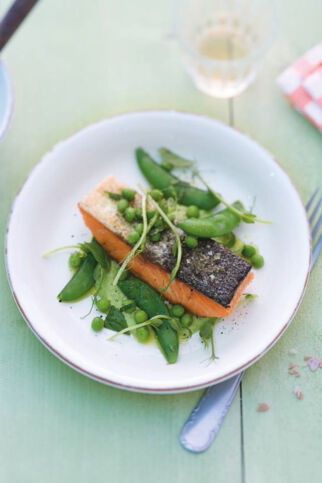 Lachs auf Erbsenpüree und Zuckerschotensalat Lachs auf Erbsenpüree und Zuckerschotensalat