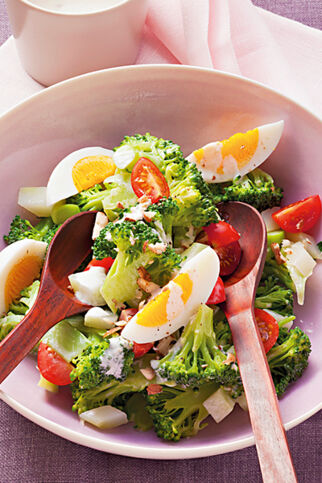 Brokkolisalat mit Eiern und Nussdressing Brokkolisalat mit Eiern und Nussdressing
