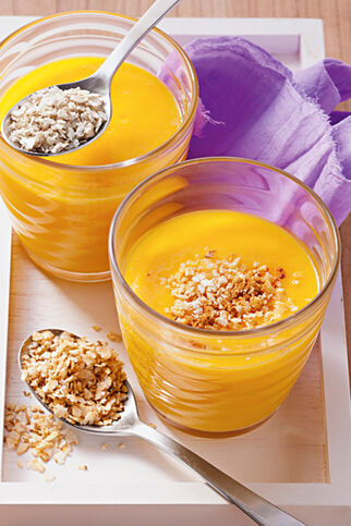 Frühstückscocktail aus püriertem Apfel-Mango-Kompott mit Reisflocken und Molke Frühstückscocktail aus püriertem Apfel-Mango-Kompott mit Reisflocken und Molke