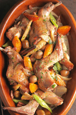 Kaninchen mit Weißwein und herbstlichem Gemüse im Römertopf geschmort Kaninchen mit Weißwein und herbstlichem Gemüse im Römertopf geschmort