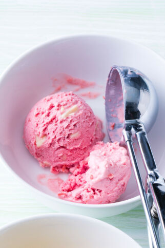 Pflaumeneis mit weißen Schokosplittern Pflaumeneis mit weißen Schokosplittern