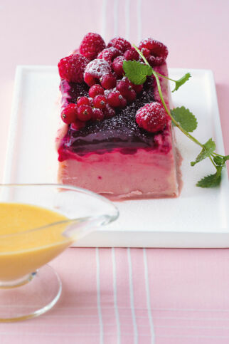 Beeren-Joghurt-Parfait mit Vanillesabayon Beeren-Joghurt-Parfait mit Vanillesabayon