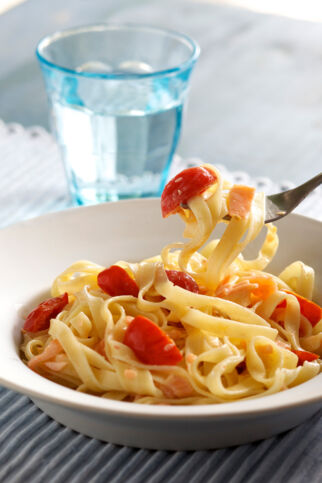 Pasta mit Lachs-Tomaten-Sahne Pasta mit Lachs-Tomaten-Sahne