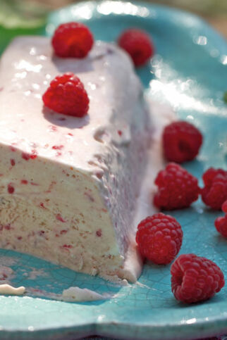 Himbeerparfait mit Holunderblütenaroma Himbeerparfait mit Holunderblütenaroma