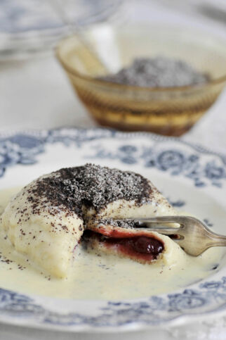 Germknödel mit Vanillesauce und Mohnzucker Germknödel mit Vanillesauce und Mohnzucker