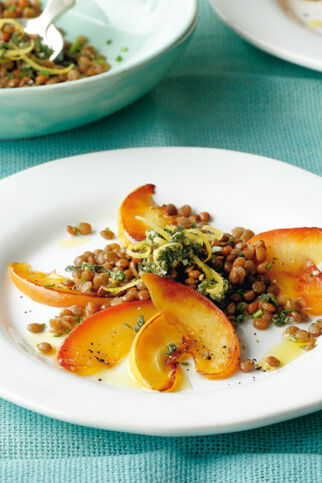 Lauwarmer Linsensalat mit Äpfeln und Salbei-Gremolata Lauwarmer Linsensalat mit Äpfeln und Salbei-Gremolata