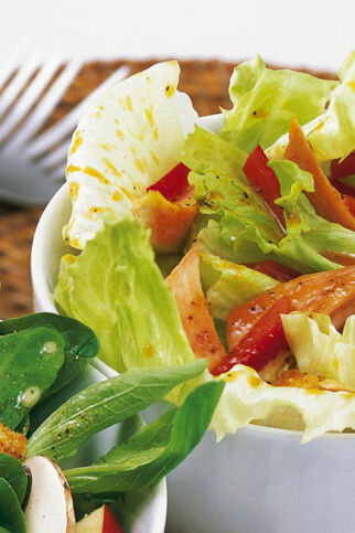 Eisbergsalat mit Paprika und Putenbruststreifen Eisbergsalat mit Paprika und Putenbruststreifen