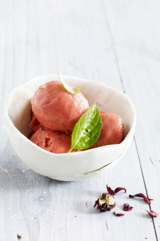 Pfirsichsorbet mit Hibiskus und Basilikum Pfirsichsorbet mit Hibiskus und Basilikum