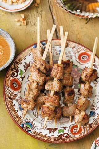 Saté-Spieße mit Erdnuss-Sauce Saté-Spieße mit Erdnuss-Sauce