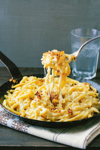 Käsespätzle mit Knusperzwiebeln Käsespätzle mit Knusperzwiebeln