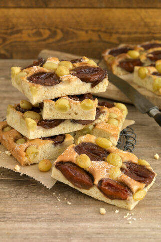Blechkuchen mit Zwetschgen und Trauben Blechkuchen mit Zwetschgen und Trauben