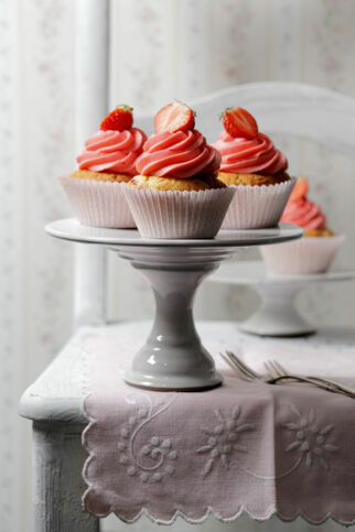 Cupcakes mit Erdbeeren und Marzipan Cupcakes mit Erdbeeren und Marzipan