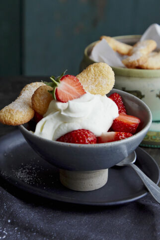 Löffelbiskuits mit Erdbeeren Löffelbiskuits mit Erdbeeren
