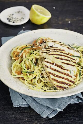 Gemüse-Sesam-Linguine mit Halloumi Gemüse-Sesam-Linguine mit Halloumi