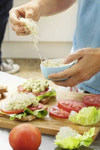 Tomaten-Tramezzini mit Avocado Tomaten-Tramezzini mit Avocado