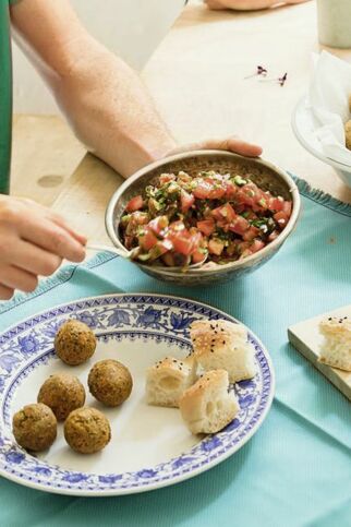 Falafel mitTomaten-Dattel-Salat Falafel mitTomaten-Dattel-Salat