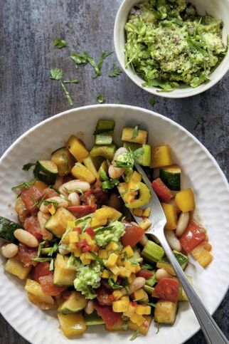 Bunte Gemüsepfanne mit Guacamole und Mango-Chili-Salsa Bunte Gemüsepfanne mit Guacamole und Mango-Chili-Salsa