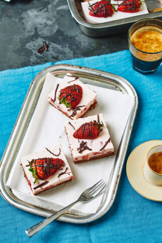 Erdbeerschnitten mit Schokoladenbiskuit Erdbeerschnitten mit Schokoladenbiskuit