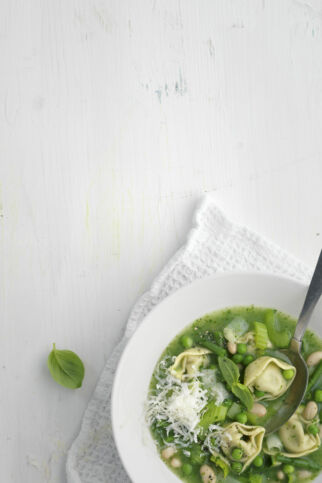 Sommer-Minestrone mit Tortellini Sommer-Minestrone mit Tortellini