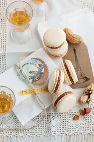 Erdnuss-Macarons mit Karamellmousse Erdnuss-Macarons mit Karamellmousse