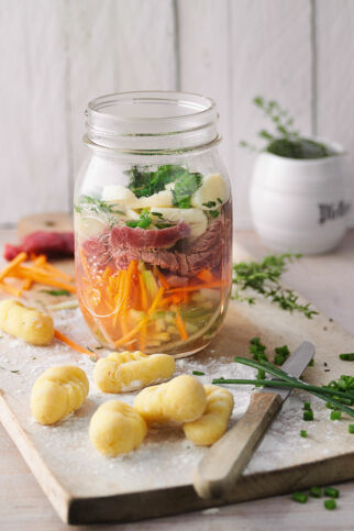 Gemüsesuppe mit Rinderfilet und Gnocchi Gemüsesuppe mit Rinderfilet und Gnocchi