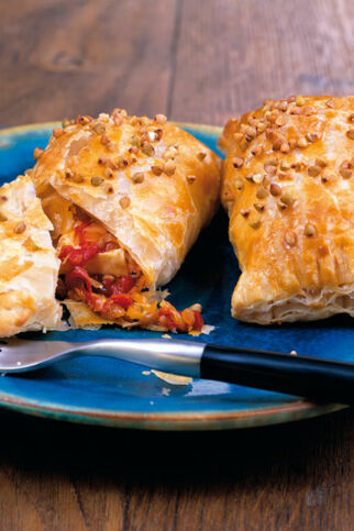 Blätterteigtaschen mit Paprika-Kraut Blätterteigtaschen mit Paprika-Kraut